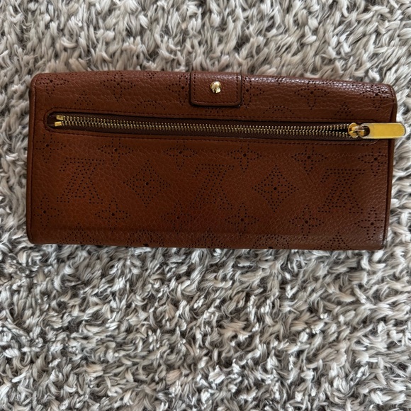 LOUIS VUITTON Cognac Monogram Mahina Leather Amelia Wallet - Picture 9 of 13
